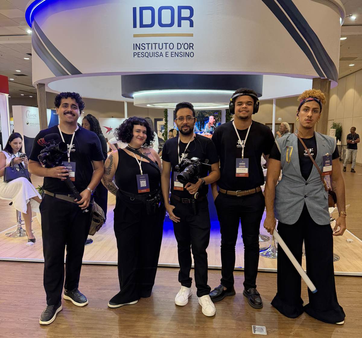 Equipe da HR Creative Hub em cobertura de evento do IDOR