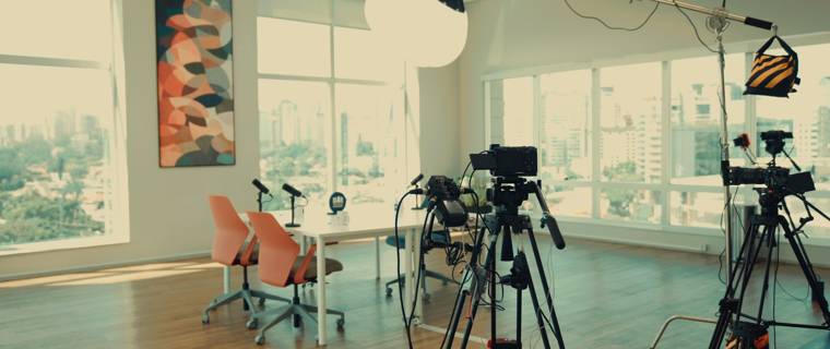 Set de videocast montado pela HR em estúdio com vista para a cidade